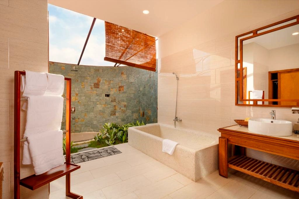 Bồn tắm lộ thiên tại Sao Mai Beach Resort Phú Yên